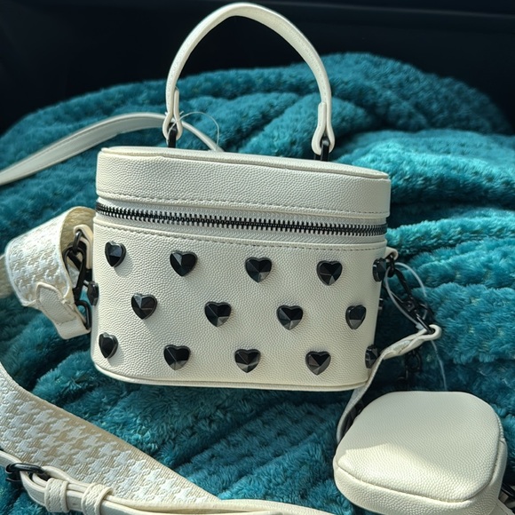 Betsey Johnson Cream vanity bag with studded hearts 💕 and Detachable coin purse - Picture 4 of 4